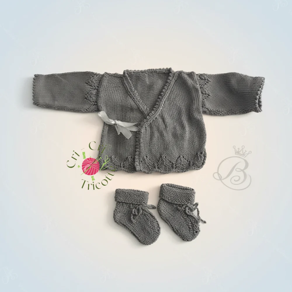 Gilet cache-cœur et chaussons tricotés main gris