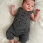 Barboteuse bébé tricotée main gris anthracite, de 3 à 6 mois