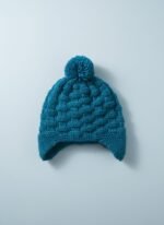 Bonnet bébé à pompon tricoté main bleu pétrole, de 3 à 6 mois