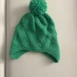 Bonnet bébé à pompon tricoté main vert, de 3 à 6 mois