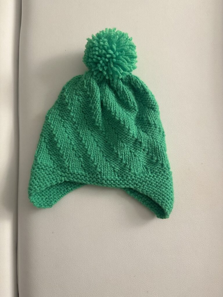 Bonnet bébé à pompon tricoté main vert, de 3 à 6 mois
