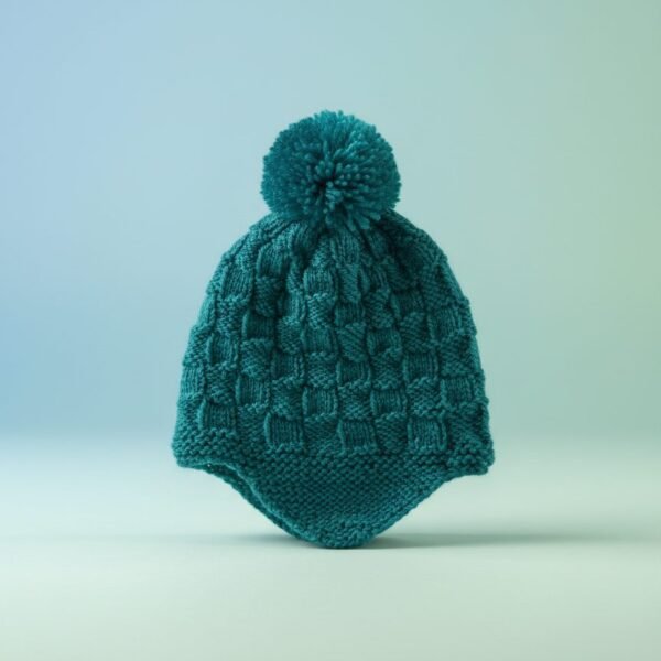 Bonnet bébé à pompon tricoté main vert canard, de 3 à 6 mois