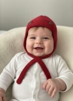 Bonnet bébé aviateur tricoté main rouge framboise, de 3 à 9 mois, vue 3