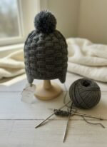 Bonnet bébé point damier tricoté main gris, 6 mois, vue 3