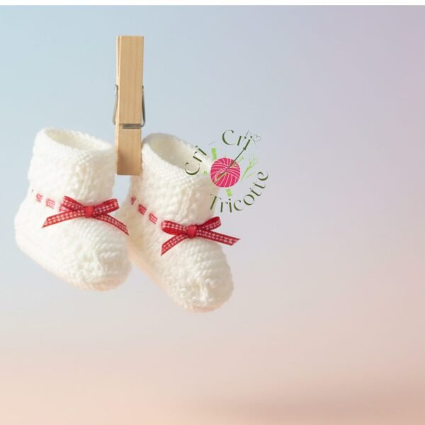 Chaussons bébé à nœuds rouges tricotés main blancs, 18 mois