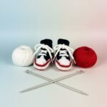 Chaussons bébé façon baskets tricotés main, de 3 à 6 mois