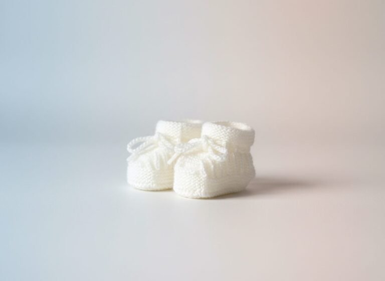 Chaussons bébé tricotés main blancs, de 0 à 3 mois