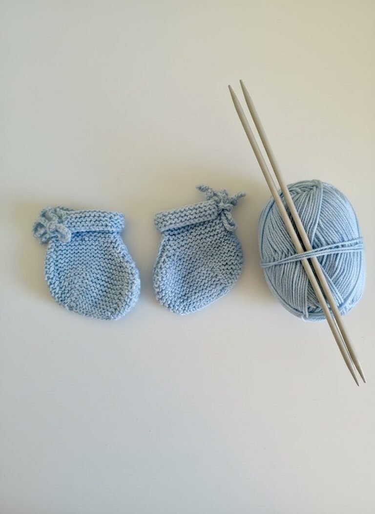 Chaussons bébé tricotés main bleu clair, naissance