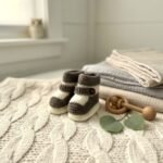 Chaussons bébé tricotés main bleu et marron, 3 mois
