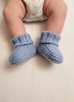 Chaussons bébé tricotés main bleus, de 0 à 3 mois, vue 2