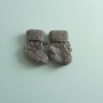 Chaussons bébé tricotés main gris, de 0 à 3 mois