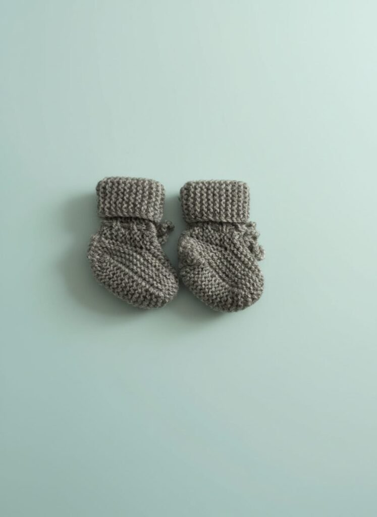 Chaussons bébé tricotés main gris, de 0 à 3 mois