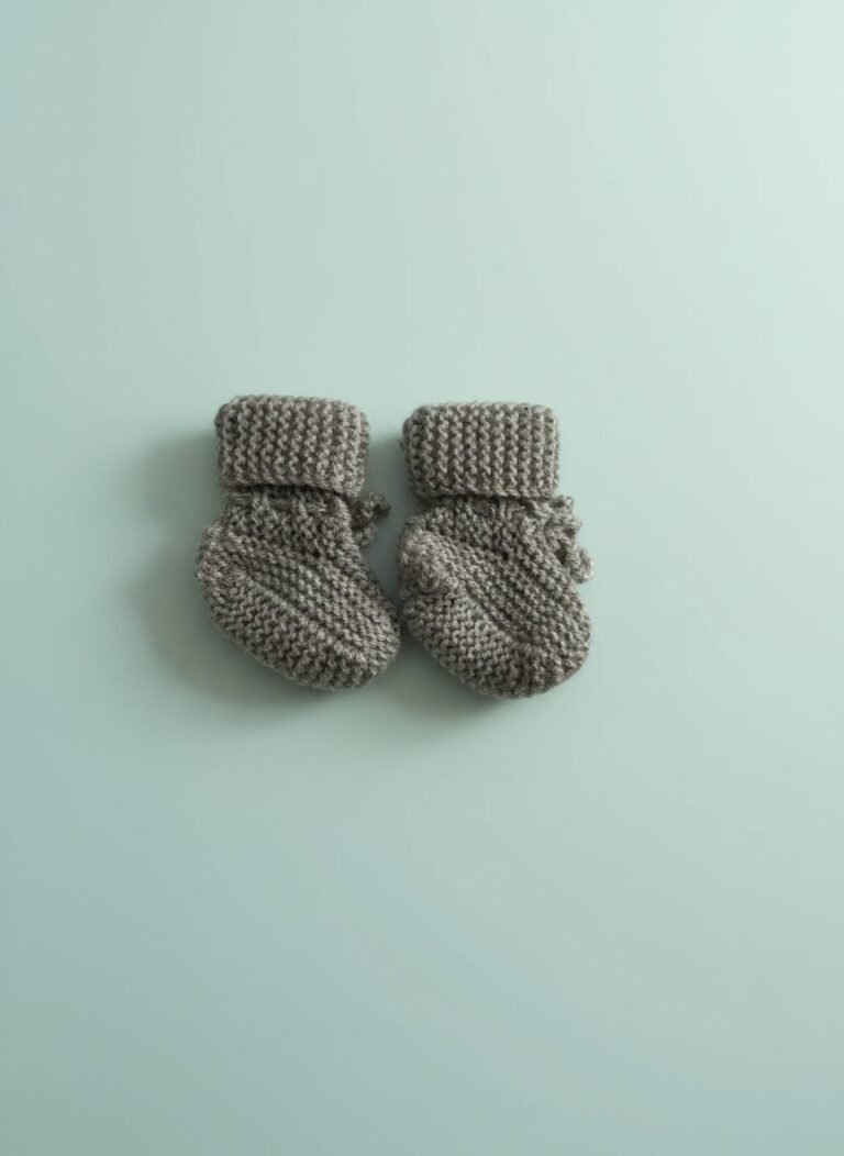 Chaussons bébé tricotés main gris, de 0 à 3 mois