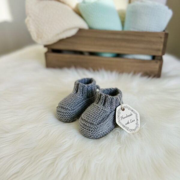 Chaussons bébé tricotés main gris chiné, de 3 à 6 mois