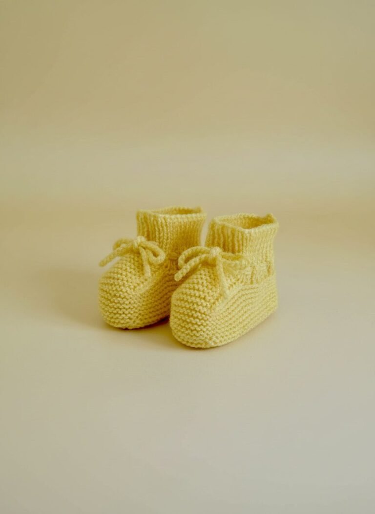 Chaussons bébé tricotés main jaune canard, 6 mois