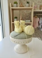 Chaussons bébé tricotés main jaune clair, 3 mois