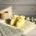 Chaussons bébé tricotés main jaunes par Cri-Cri, de 3 à 6 mois