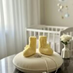 Chaussons bébé tricotés main jaunes, 3 mois