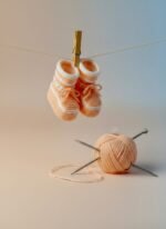 Chaussons bébé tricotés main orange, de 3 à 6 mois, vue 2