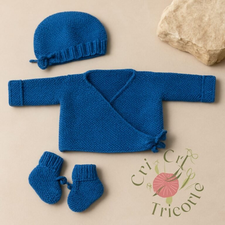 Ensemble bébé bonnet, brassière et chaussons tricoté main, de 6 à 9 mois