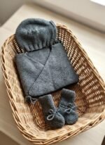 Ensemble bébé bonnet, brassière et chaussons tricoté main gris chiné, de 6 à 9 mois