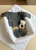 Ensemble bébé bonnet, brassière et chaussons tricoté main gris chiné, de 6 à 9 mois, vue 2