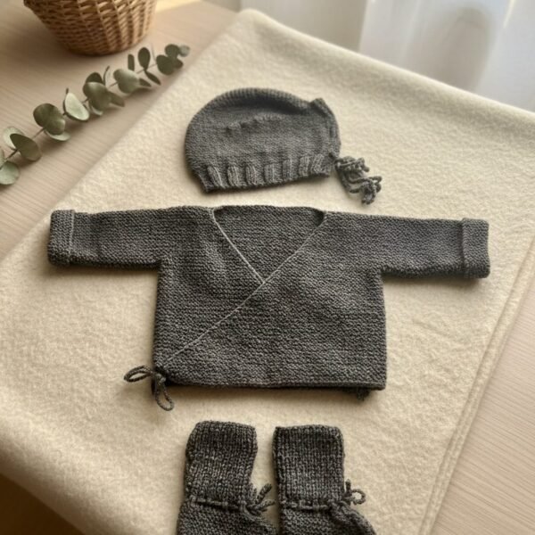 Ensemble bonnet et brassière bébé tricoté main gris chiné, de 6 à 9 mois