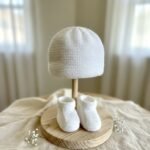 Ensemble bonnet et chaussons bébé tricoté main blanc, de 0 à 6 mois