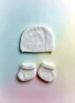 Ensemble bonnet et chaussons bébé tricoté main blanc, de 0 à 6 mois, vue 2