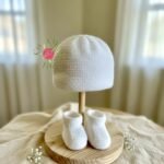 Ensemble bonnet et chaussons bébé tricoté main blanc, de 0 à 6 mois, vue 3