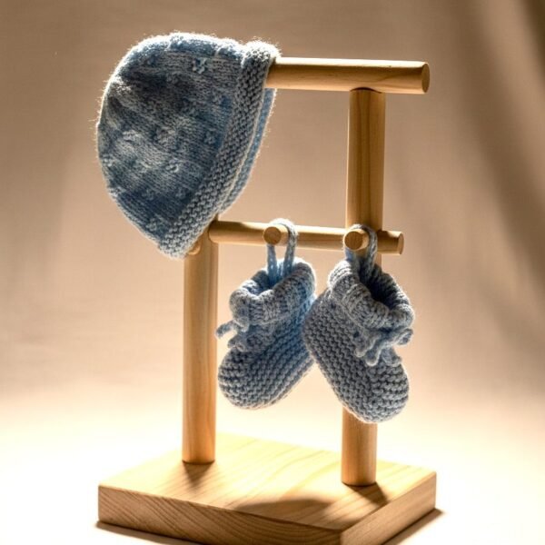 Ensemble bonnet et chaussons bébé tricoté main bleu gris, de 3 à 6 mois