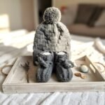 Ensemble bonnet et chaussons bébé tricoté main gris, de 6 à 9 mois
