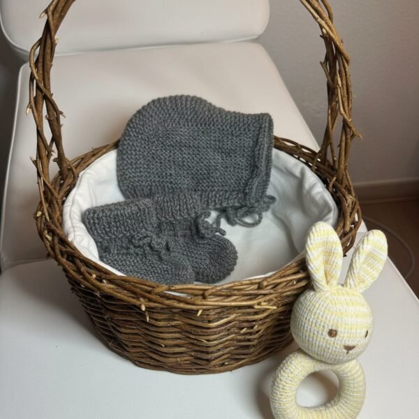 Ensemble bonnet et chaussons bébé tricoté main gris chiné, 6 mois