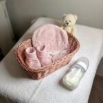 Ensemble bonnet et chaussons bébé tricoté main vieux rose, de 6 à 9 mois
