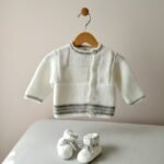Ensemble brassière et chaussons bébé tricoté main gris, de 0 à 3 mois