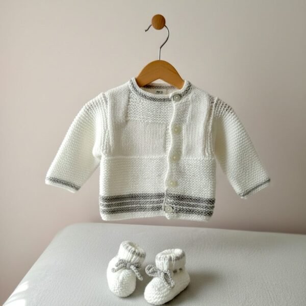 Ensemble brassière et chaussons bébé tricoté main gris, de 0 à 3 mois