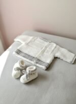 Ensemble brassière et chaussons bébé tricoté main gris, de 0 à 3 mois, vue 2