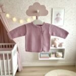 Gilet bébé croisé tricoté main en mérinos par Cri-Cri, de 3 à 6 mois