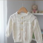 Gilet bébé tricoté main multicolore, de 6 à 9 mois, vue 4