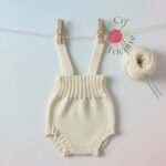 Salopette bébé tricotée main écrue, de 0 à 3 mois, vue 2